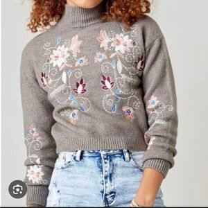 Francesca’s Floral Embroidered Gray Turtle Neck Sweater Size Medium